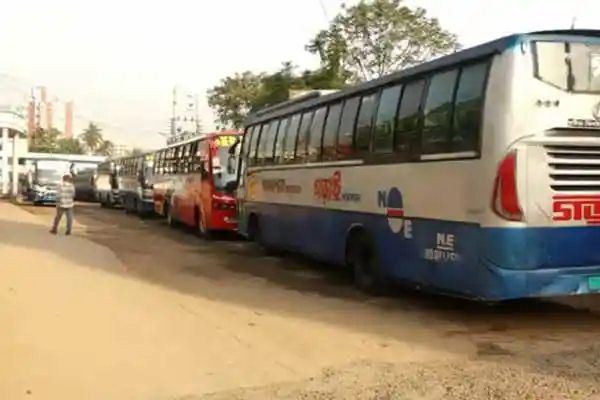খুলনা-ফরিদপুর রুটে বাস ধর্মঘটের কারণে বাসগুলো দাঁড়িয়ে রয়েছে. Channel i News - চ্যানেল আই নিউজ