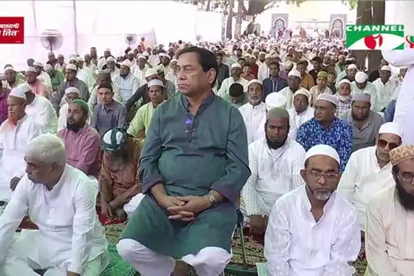 চ্যানেল আই অনলাইন: ঈদের প্রথম জামাতের দৃশ্য, মুসল্লিরা একত্রে নামাজ পড়ছেন. Channel i News - চ্যানেল আই নিউজ