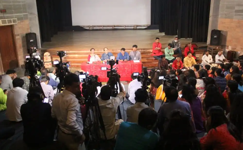 বাংলাদেশের সাংস্কৃতিক অনুষ্ঠানে অংশগ্রহণকারী শিল্পীরা মঞ্চে পারফর্ম করছেন. Channel i News - চ্যানেল আই নিউজ