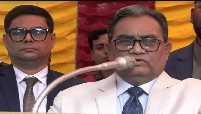 প্রধান বিচারপতি আদালত ভবনে বক্তব্য দিচ্ছেন, পাশে অন্য আইনজীবীরা।. Channel i News - চ্যানেল আই নিউজ