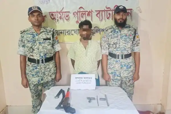 নিহত ব্যক্তির সঙ্গে দুইজন পুলিশ কর্মকর্তা, অস্ত্র ও গুলির সঙ্গে ছবি।. Channel i News - চ্যানেল আই নিউজ
