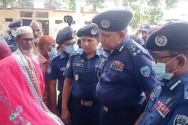 বাংলাদেশ পুলিশ কর্মকর্তারা মরদেহ স্বজনদের কাছে হস্তান্তর করছেন।. Channel i News - চ্যানেল আই নিউজ