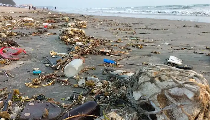 কক্সবাজার সৈকতে সামুদ্রিক বর্জ্য ও প্লাস্টিকের আবর্জনা ছড়িয়ে পড়েছে. Channel i News - চ্যানেল আই নিউজ