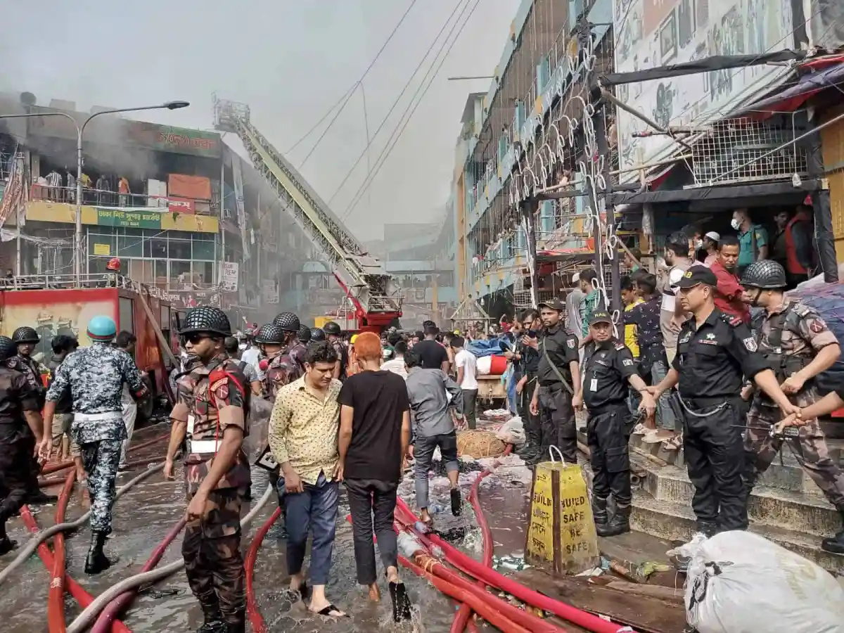 অগ্নিকাণ্ডের ঘটনাস্থলে র্যাব ও ফায়ার সার্ভিসের সদস্যরা তদন্ত করছে. Channel i News - চ্যানেল আই নিউজ