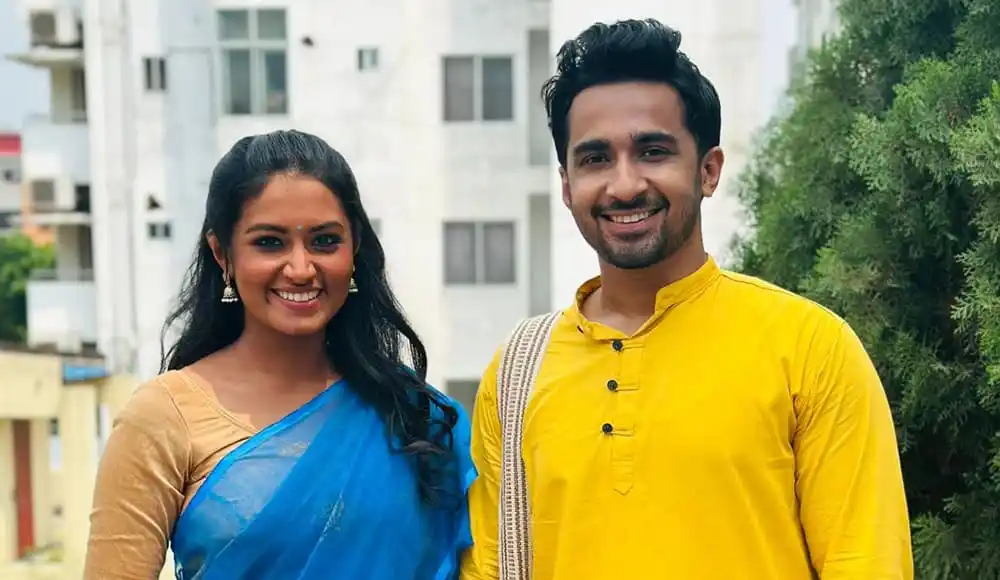 নাটকের জন্য তাসনিয়া ফারিণ ও শাশ্বত এর ছবি, হাসিমুখে দাঁড়িয়ে. Channel i News - চ্যানেল আই নিউজ