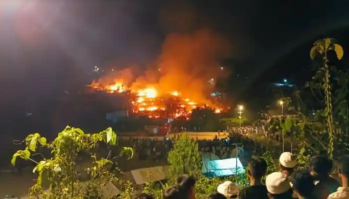 রোহিঙ্গা ক্যাম্পে অগ্নিকাণ্ডে ব্যাপক ক্ষতি, আগুনের ধোঁয়া আকাশে ছড়িয়ে পড়েছে. Channel i News - চ্যানেল আই নিউজ
