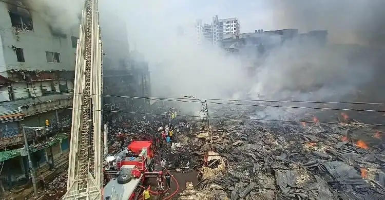 বঙ্গবাজারে অগ্নিকাণ্ডের ধোঁয়া ও ধ্বংসস্তূপের ছবি. Channel i News - চ্যানেল আই নিউজ