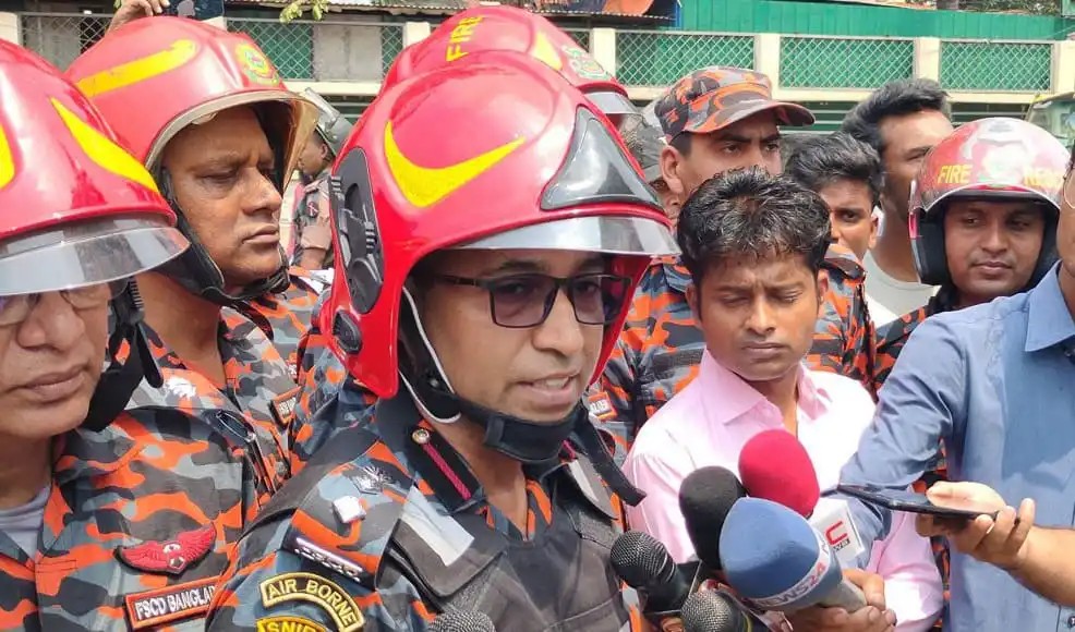 ফায়ার সার্ভিসের কর্মকর্তারা সংবাদমাধ্যমের সামনে বক্তব্য দিচ্ছেন. Channel i News - চ্যানেল আই নিউজ