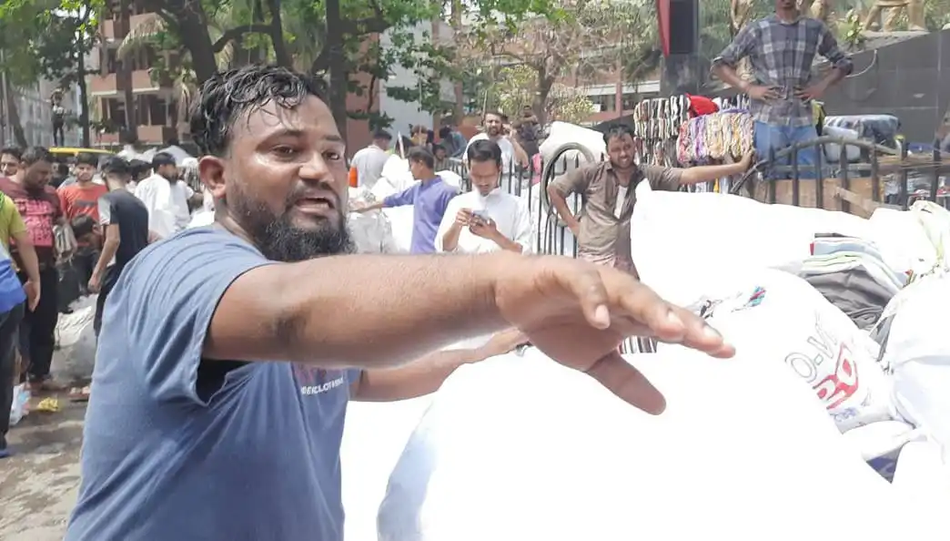দোকানে মালামাল ও টাকা ছিনতাইয়ের সময় একজন ব্যক্তি. Channel i News - চ্যানেল আই নিউজ