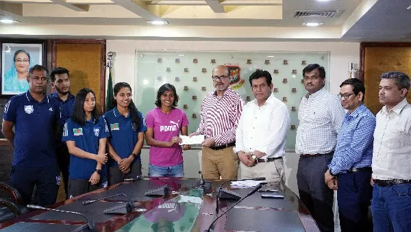 সাবিনা-কৃষ্ণারা হাতে বিসিবির চেক গ্রহণ করছেন, বাংলাদেশ ক্রিকেটের জন্য গুরুত্বপূর্ণ মুহূর্ত. Channel i News - চ্যানেল আই নিউজ