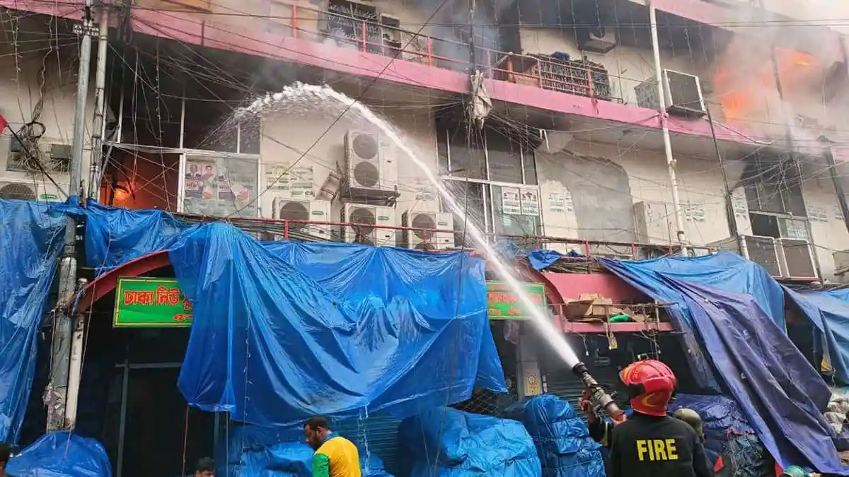 অগ্নিনির্বাপণ কর্মীরা ভবনে আগুন নেভানোর চেষ্টা করছে. Channel i News - চ্যানেল আই নিউজ