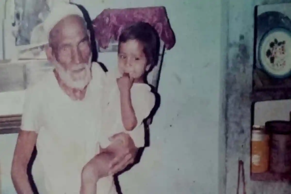 বৃদ্ধ ও শিশুর হাসিমুখের ছবি, ঘরে বসে একটি স্মৃতি. Channel i News - চ্যানেল আই নিউজ