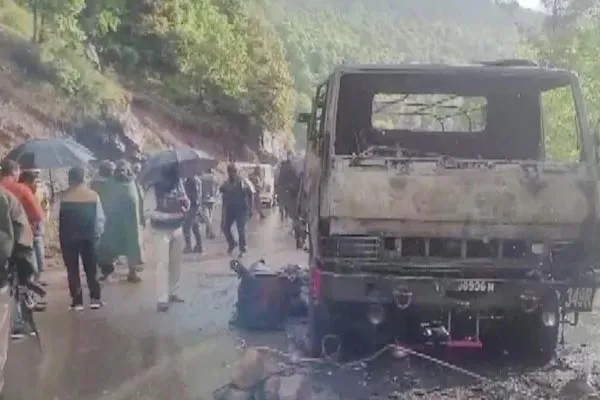 কাশ্মীরে সেনাবাহিনীর গাড়িতে ভয়াবহ আগুনে ৫ সেনা নিহতের ছবি. Channel i News - চ্যানেল আই নিউজ