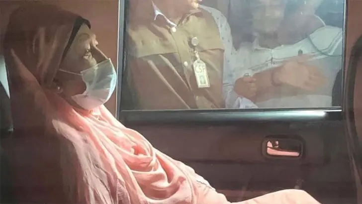 খালেদা জিয়া হাসপাতালে ভর্তি, তার স্বজনরা পাশে আছেন. Channel i News - চ্যানেল আই নিউজ