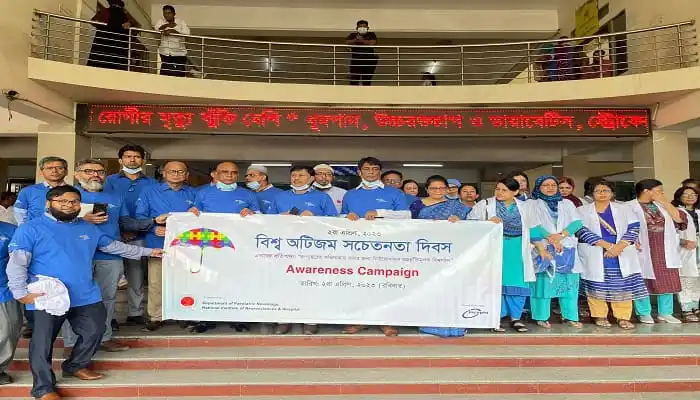 অটিজম সচেতনতা বাড়াতে র্যালি, মানুষজন একটি ব্যানার ধরে দাঁড়িয়ে. Channel i News - চ্যানেল আই নিউজ