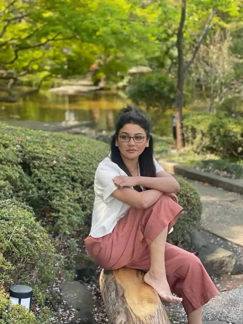 জয়া জাপানে ভ্রমণে, প্রকৃতি ও শান্ত পরিবেশের মাঝে বসে আছেন. Channel i News - চ্যানেল আই নিউজ