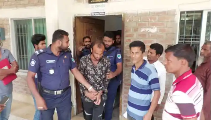 শিশু হত্যা মামলায় একজনের ফাঁসির আদেশের পর আদালত থেকে আসামি ও পুলিশ সদস্যরা বের হচ্ছেন।. Channel i News - চ্যানেল আই নিউজ