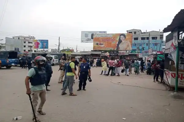 বাসস্ট্যান্ডে পরিবহন মালিকদের দুই গ্রুপের সংঘর্ষের দৃশ্য. Channel i News - চ্যানেল আই নিউজ