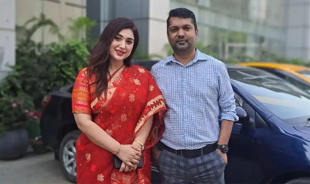 অপু ও জয় একসঙ্গে দাঁড়িয়ে হাসিমুখে ছবি তুলেছেন. Channel i News - চ্যানেল আই নিউজ