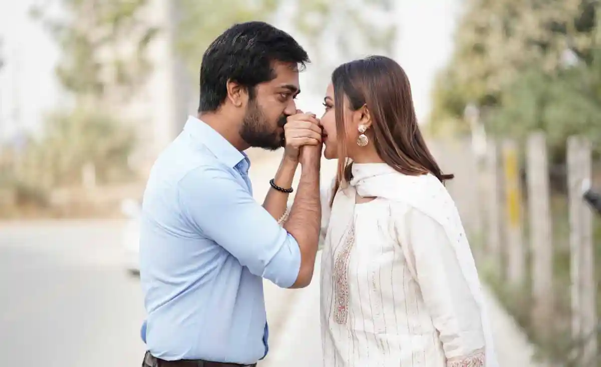 প্রেমিক ও প্রেমিকা একে অপরের হাতে হাত রেখে প্রেমের প্রকাশ করছে. Channel i News - চ্যানেল আই নিউজ