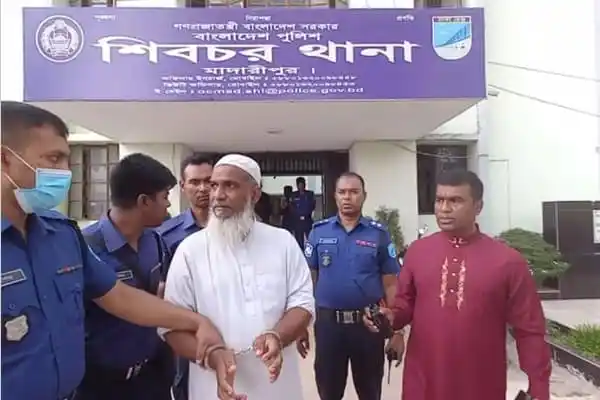 বৃদ্ধ গ্রেপ্তার, পুলিশ ও স্থানীয়রা ঘটনাস্থলে উপস্থিত. Channel i News - চ্যানেল আই নিউজ