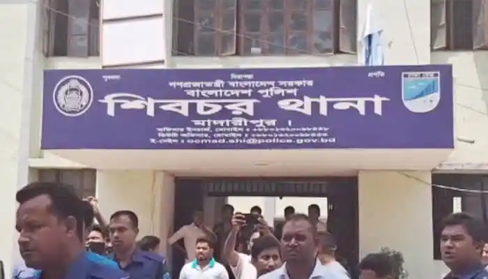 শেরপুরে পুলিশ ক্লিনিকের সামনে জনসমাগম ও পুলিশ সদস্যরা. Channel i News - চ্যানেল আই নিউজ