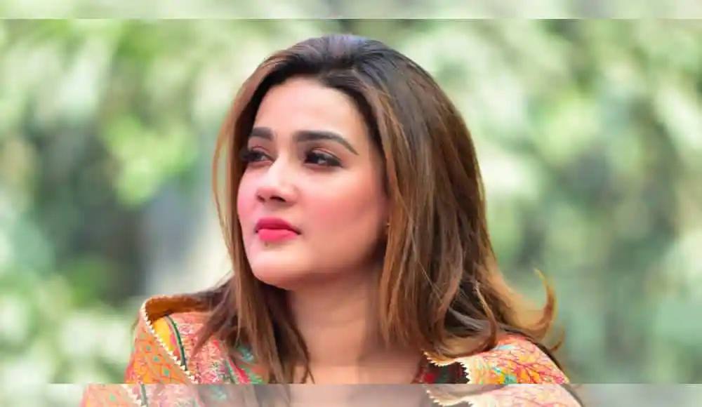 মাহির খোলা চিঠি সম্পর্কিত ছবি, যেখানে তিনি ভাবুক মুখে তাকিয়ে আছেন. Channel i News - চ্যানেল আই নিউজ