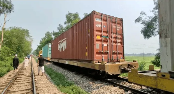 ঢাকামুখী মালবাহী ট্রেনের ৭ বগি লাইনচ্যুত, উদ্ধার কাজ চলছে. Channel i News - চ্যানেল আই নিউজ