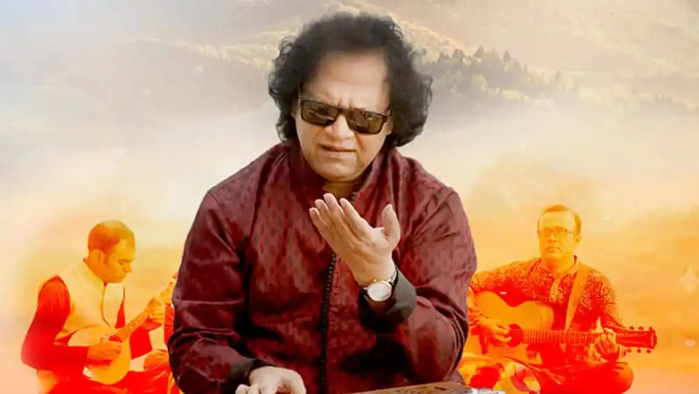 বাংলাদেশি গায়ক মিঠু স্টেজে পারফর্ম করছেন, পেছনে গিটার ও বেহালা বাজাচ্ছেন অন্য শিল্পীরা. Channel i News - চ্যানেল আই নিউজ