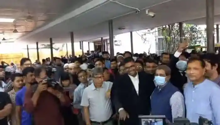প্রথম আলো সম্পাদকসহ আদালত ভবনে উপস্থিত ব্যক্তিরা. Channel i News - চ্যানেল আই নিউজ