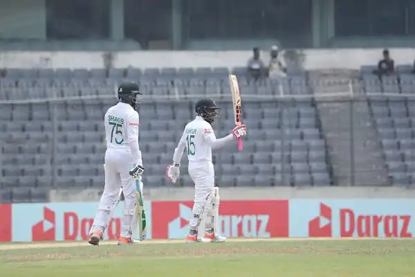 বাংলাদেশ ক্রিকেটাররা মাঠে ব্যাটিং করছে, দর্শকশূন্য স্টেডিয়ামে. Channel i News - চ্যানেল আই নিউজ