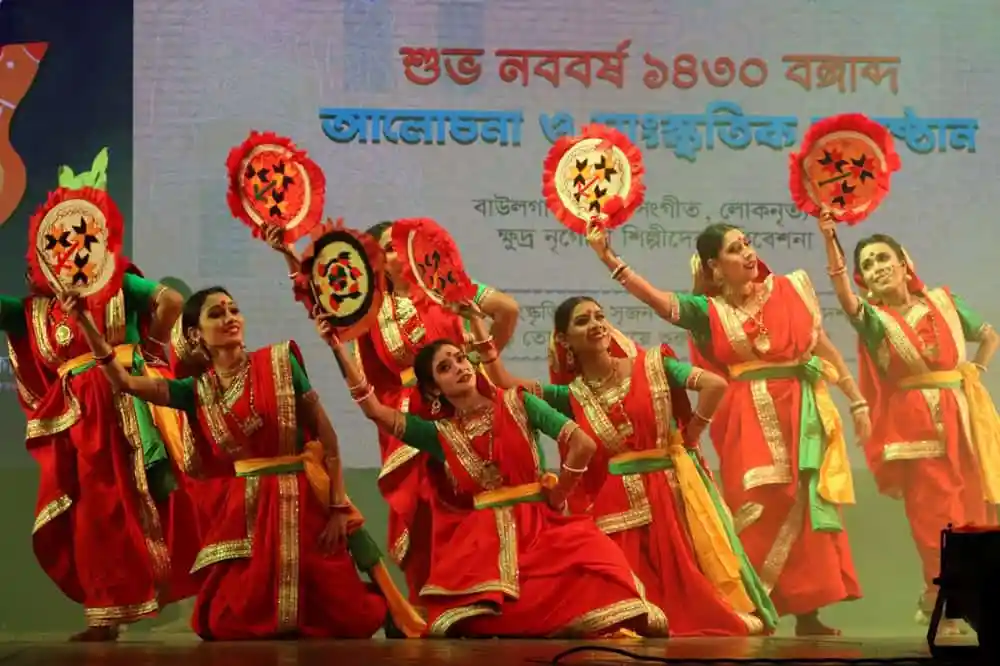 শিল্পকলা উৎসবের বর্ষবরণে নৃত্য পরিবেশনা, বাংলার ঐতিহ্যবাহী পোশাক পরিহিত শিল্পীরা. Channel i News - চ্যানেল আই নিউজ