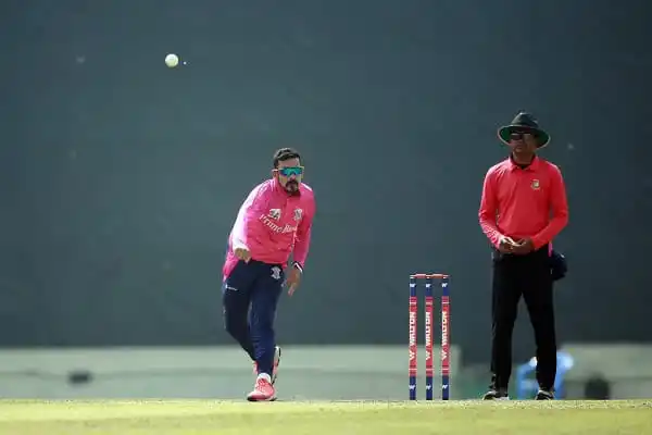নাসির ব্যাট হাতে ব্যাটিং করছেন, মাঠে একজন আম্পায়ার দাঁড়িয়ে আছেন. Channel i News - চ্যানেল আই নিউজ
