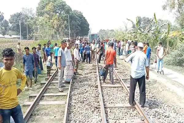 লালমনিরহাটে রেললাইনচ্যুতের ঘটনায় জনসমাগম ও উদ্ধার কাজ. Channel i News - চ্যানেল আই নিউজ
