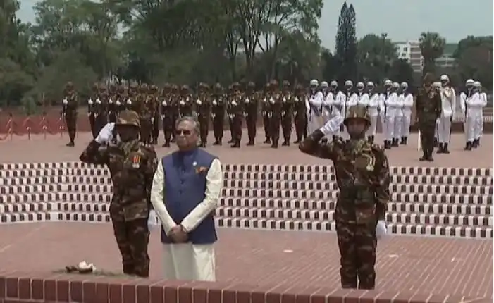 রাষ্ট্রপতি ও সেনা কর্মকর্তারা জাতীয় স্মৃতিসৌধে শ্রদ্ধা নিবেদন করছেন. Channel i News - চ্যানেল আই নিউজ