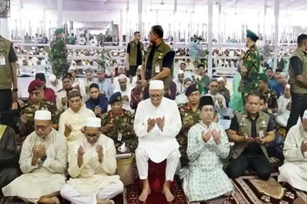 রাষ্ট্রপতি ও মুসল্লিরা ঈদ নামাজের জন্য প্রার্থনা করছেন. Channel i News - চ্যানেল আই নিউজ