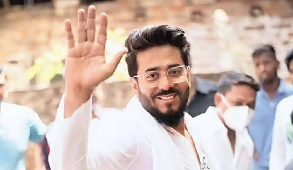 রাজ চক্রবর্তী হাসপাতালে ভর্তি, হাসিমুখে শুভেচ্ছা জানাচ্ছেন. Channel i News - চ্যানেল আই নিউজ