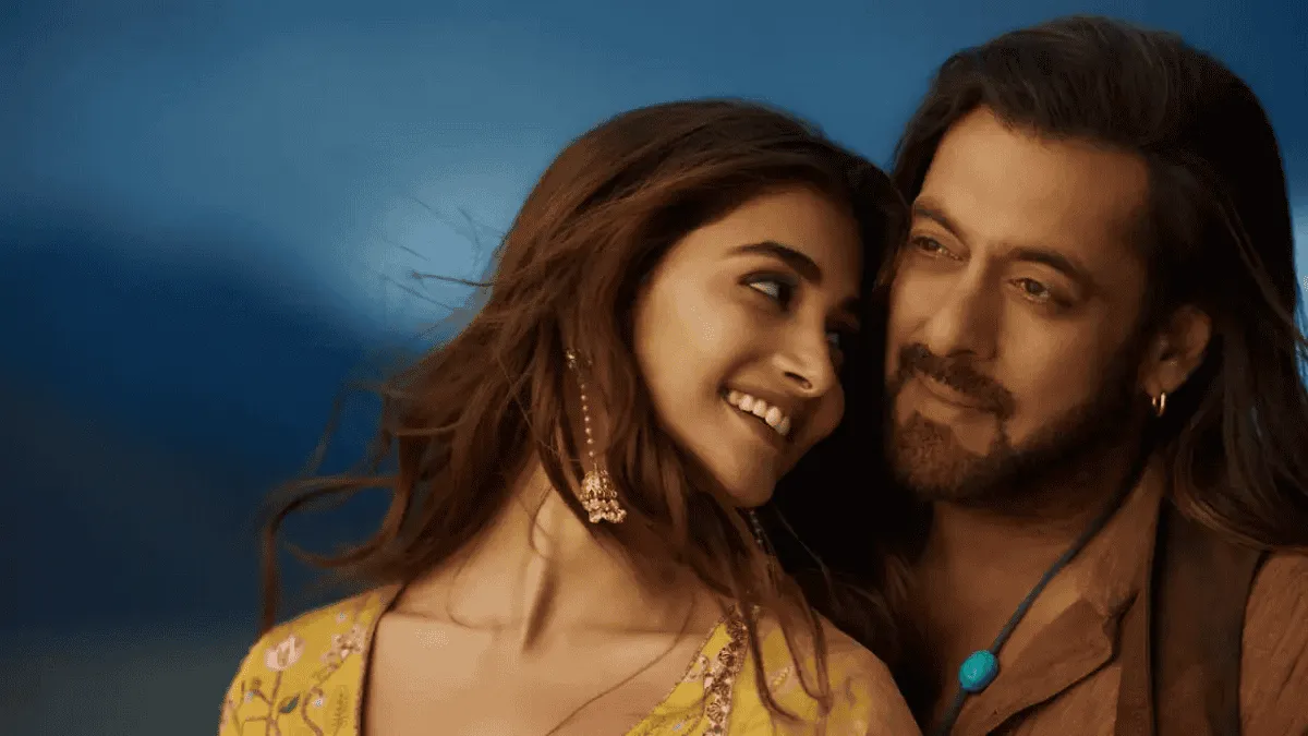 দুজন প্রেমিকের রোমান্টিক মুহূর্তের ছবি, হাসি ও চোখের যোগাযোগ. Channel i News - চ্যানেল আই নিউজ