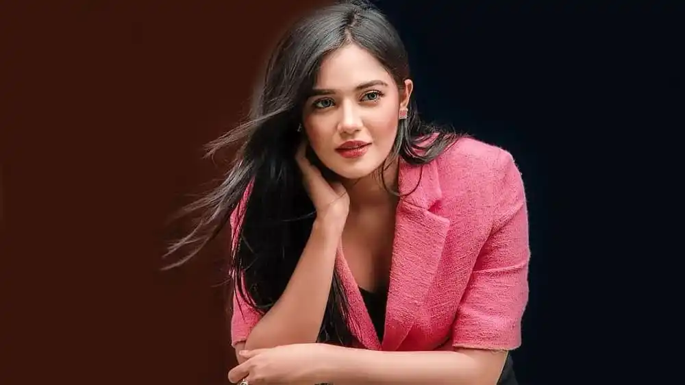 চিত্রনায়িকা সামিরা খান মাহি সুন্দর পোশাকে পোজ দিচ্ছেন. Channel i News - চ্যানেল আই নিউজ