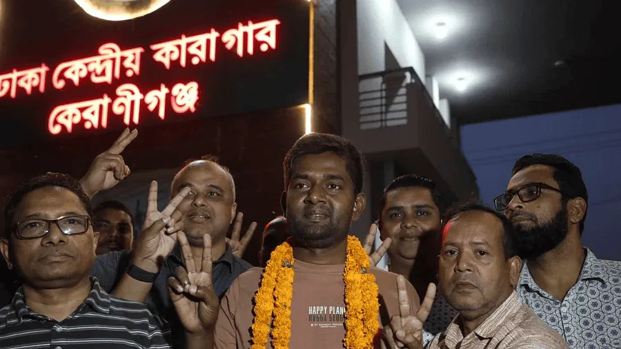 কারাগার থেকে মুক্তি পেয়ে সাংবাদিক শামসুজ্জামান শুভেচ্ছা জানাচ্ছেন সহকর্মীরা. Channel i News - চ্যানেল আই নিউজ