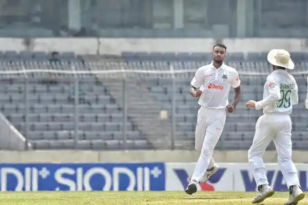 আয়ারল্যান্ডের ক্রিকেটাররা মাঠে ব্যাটিং অনুশীলন করছে. Channel i News - চ্যানেল আই নিউজ