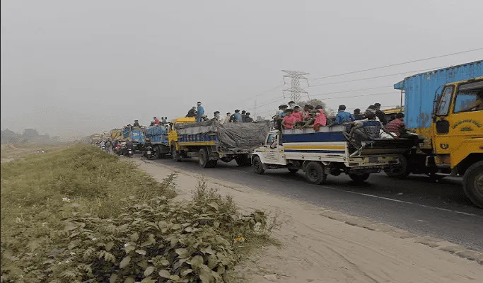 ঢাকা-টাঙ্গাইল-বঙ্গবন্ধু সেতু মহাসড়কে দীর্ঘ যানজট, ট্রাক ও বাসের সারি. Channel i News - চ্যানেল আই নিউজ