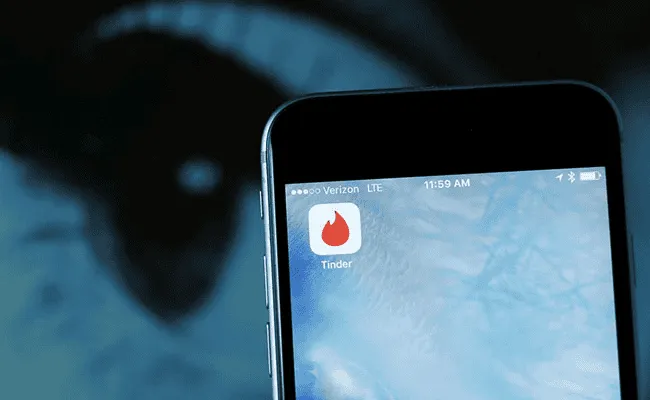 Tinder অ্যাপের আইকন স্মার্টফোনের স্ক্রিনে দেখা যাচ্ছে।. Channel i News - চ্যানেল আই নিউজ