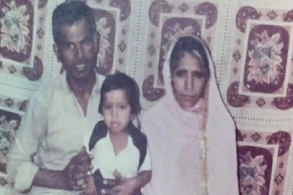 একটি মুসলিম পরিবার ছবি, যেখানে একজন নারী, একজন পুরুষ ও একটি শিশু দেখা যাচ্ছে. Channel i News - চ্যানেল আই নিউজ
