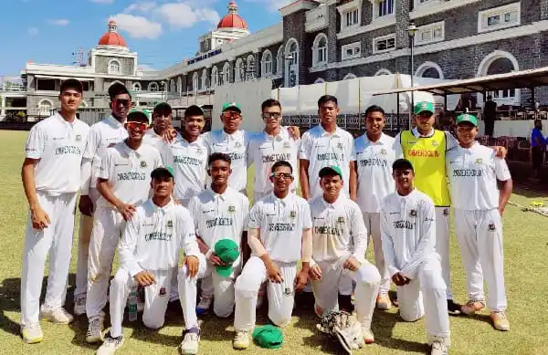 ভারত অনূর্ধ্ব-১৬ ক্রিকেট দলের খেলোয়াড়রা ছবি তোলার সময়. Channel i News - চ্যানেল আই নিউজ