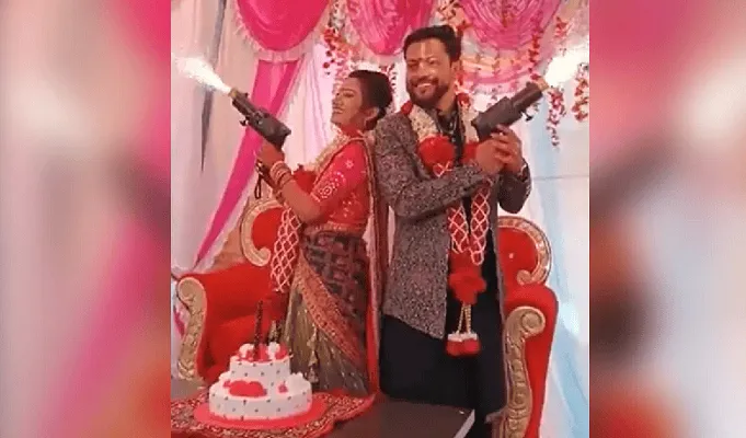 বিয়ের অনুষ্ঠানে কনে ও বর বন্দুক হাতে হাসিমুখে ছবি তুলছেন. Channel i News - চ্যানেল আই নিউজ