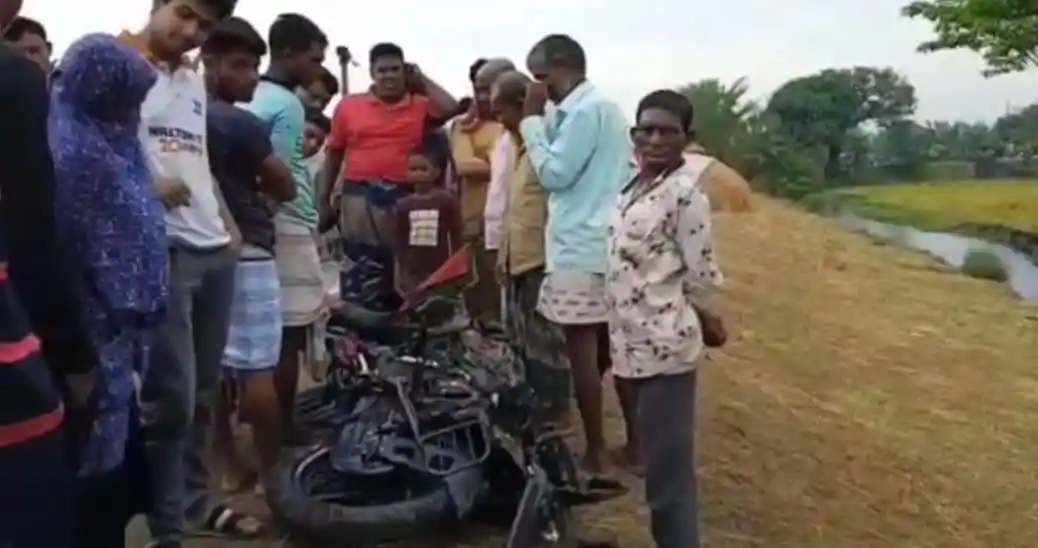 প্রাণ হারানো মোটরসাইকেল আরোহীদের মৃতদেহের পাশে লোকজনের সমাবেশ. Channel i News - চ্যানেল আই নিউজ
