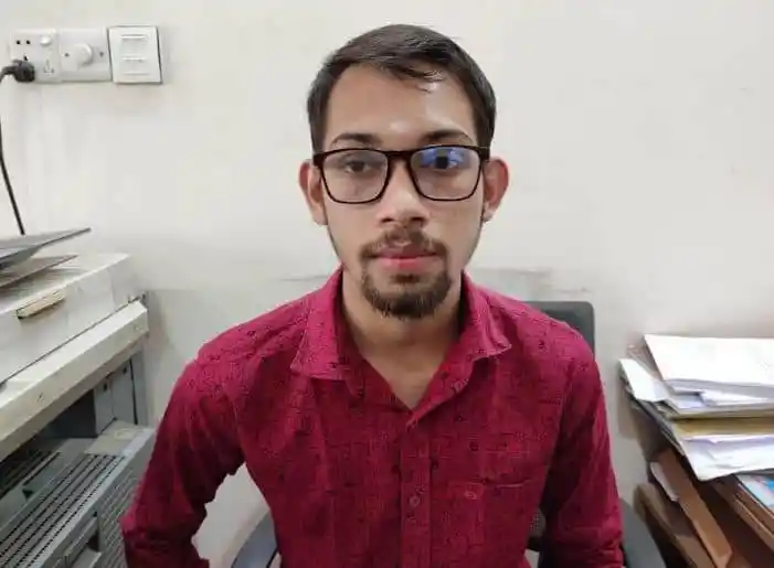 দৃষ্টি প্রতিবন্ধকতাকে জয় করতে চায় মেধাবী দীপ্ত, চোখে চশমা পরা যুবক. Channel i News - চ্যানেল আই নিউজ