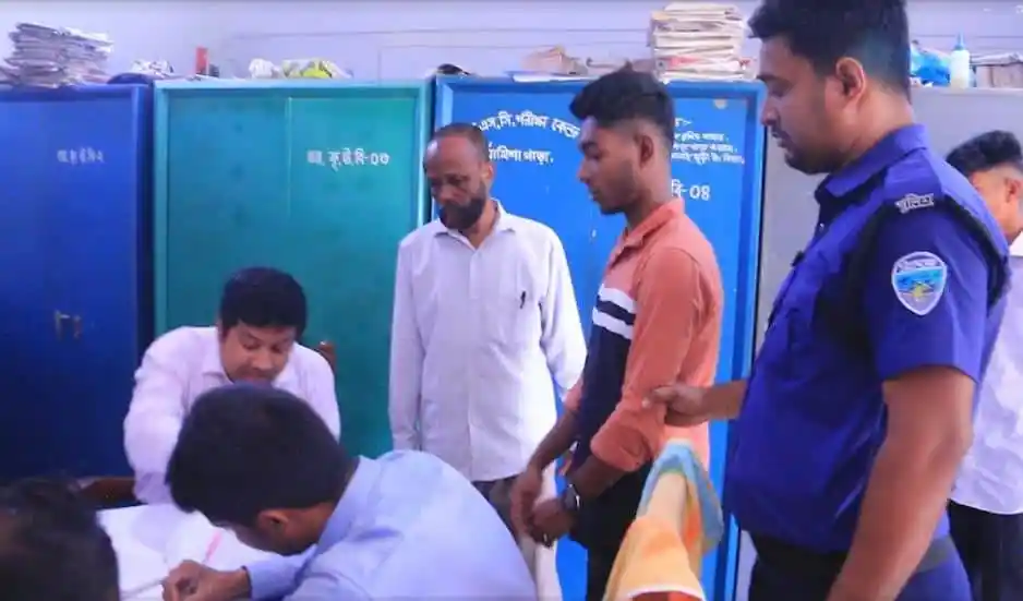 পরীক্ষায় নকলের জন্য যুবক আটক, পুলিশ ও পরীক্ষার্থীরা উপস্থিত. Channel i News - চ্যানেল আই নিউজ