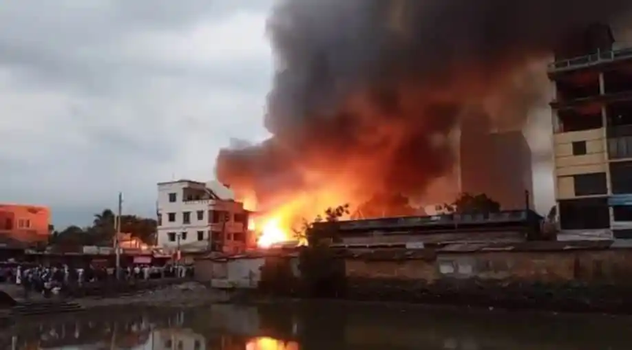 পটুয়াখালীতে ভয়াবহ অগ্নিকাণ্ডের দৃশ্য, ধোঁয়া ও আগুনের লেলিহান শিখা. Channel i News - চ্যানেল আই নিউজ